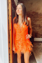 Vestido corto morado brillante de corte sirena con escote en V profundo y detalles de plumas.