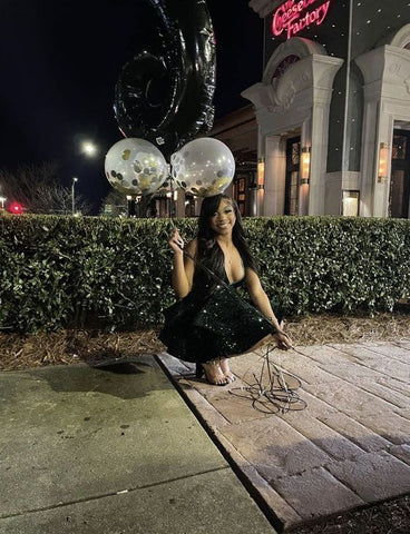 Vestido de fiesta de bienvenida con lentejuelas negras, escote en V profundo, estilo escalonado Y1394