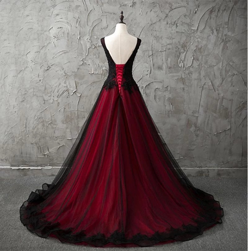 Vestidos de novia góticos sin mangas con escote en V, en negro y rojo, con apliques de encaje y pedrería. Vestidos de novia de estilo campestre chic con espalda baja. Modelo Y1461
