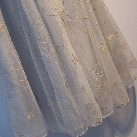 Lindo vestido corto de tul gris para baile de bienvenida s96