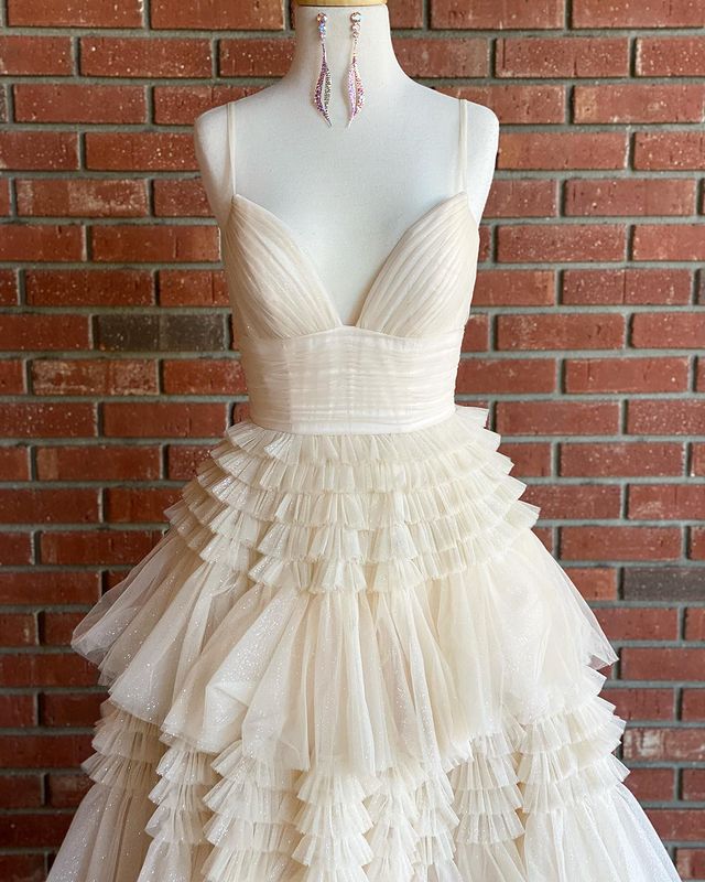 Vestido de gala de tul color champán claro con escote en V y tirantes, modelo Y1875