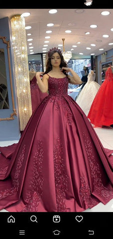 Robe de bal bordeaux à fines bretelles en satin, coupe trapèze, référence Y1620