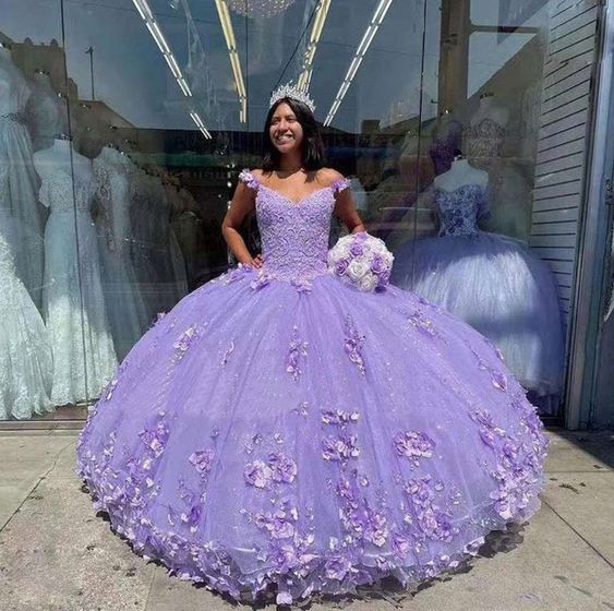 Vestido de quinceañera morado con volantes florales y escote corazón, corte princesa, modelo Y1610