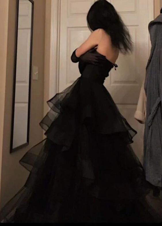 Robe de soirée longue noire à volants et décolleté en cœur Y1624