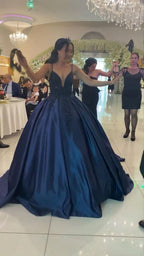 Robe de bal bleu marine à fines bretelles et coupe trapèze, idéale pour une fête d'anniversaire (Y1612)