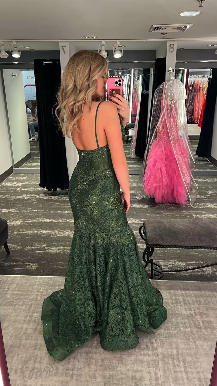 Robe de soirée sirène en dentelle à fines bretelles vertes Y1030