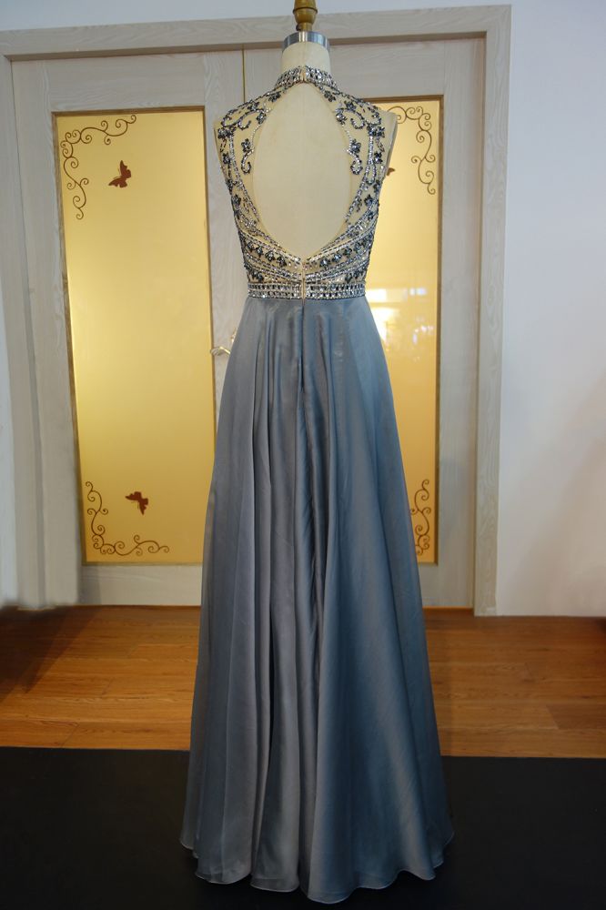 Robe de bal longue en mousseline de soie à col halter et perles de cristal, coupe trapèze, longueur au sol.