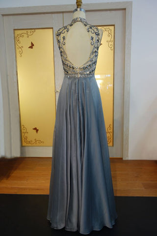 Robe de bal longue en mousseline de soie à col halter et perles de cristal, coupe trapèze, longueur au sol.