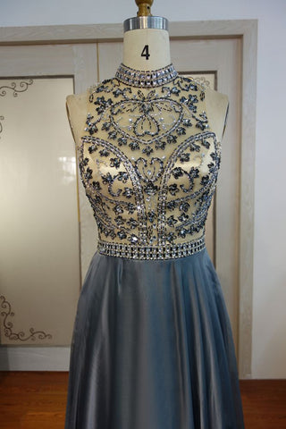 Robe de bal longue en mousseline de soie à col halter et perles de cristal, coupe trapèze, longueur au sol.