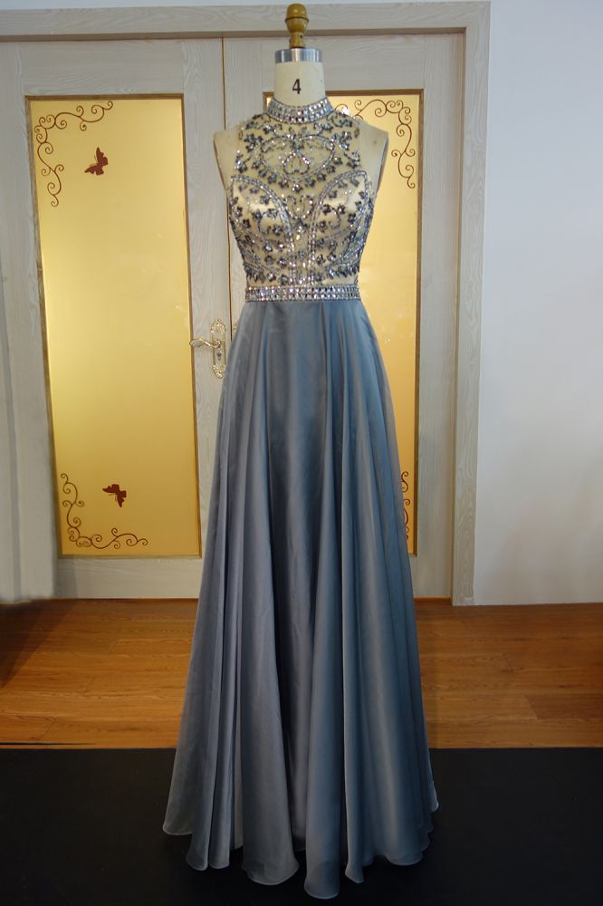 Robe de bal longue en mousseline de soie à col halter et perles de cristal, coupe trapèze, longueur au sol.