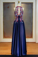 Robe de bal longue trapèze sans manches à col rond ornée d'appliqués