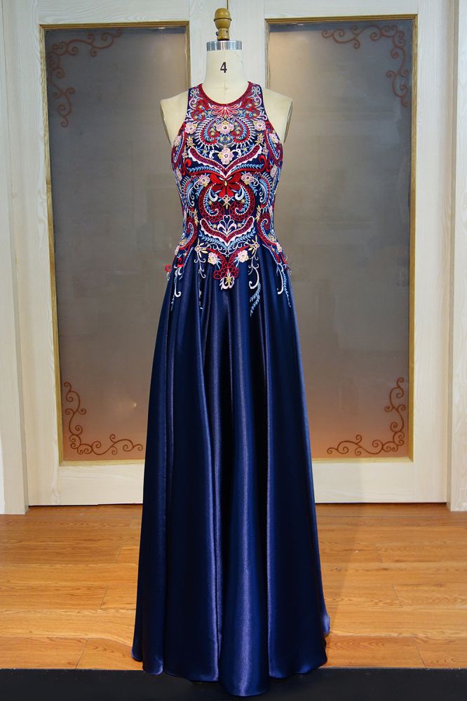 Robe de bal longue trapèze sans manches à col rond ornée d'appliqués