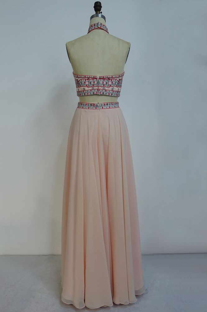 Robe de bal deux pièces en mousseline à appliques, longue dos nu et coupe trapèze, ornée de deux pièces