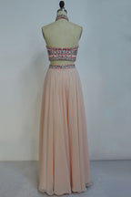 Robe de bal deux pièces en mousseline à appliques, longue dos nu et coupe trapèze, ornée de deux pièces