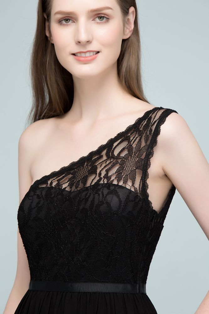 Robe de demoiselle d'honneur longue en dentelle et mousseline, coupe trapèze asymétrique, avec ceinture.
