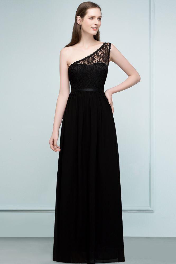 Robe de demoiselle d'honneur longue en dentelle et mousseline, coupe trapèze asymétrique, avec ceinture.