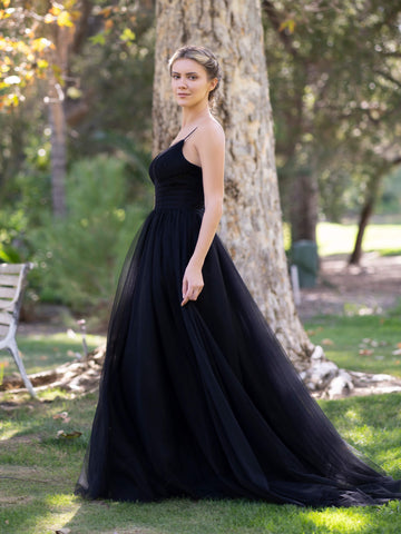 Robe de bal en tulle à col V et traîne balayée