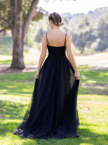 Robe de bal en tulle à col V et traîne balayée