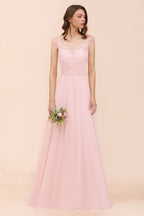 Robe de demoiselle d'honneur rose en dentelle florale, coupe trapèze, idéale pour un mariage.