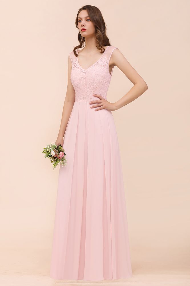 Robe de demoiselle d'honneur rose en dentelle florale, coupe trapèze, idéale pour un mariage.