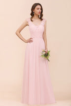 Robe de demoiselle d'honneur rose en dentelle florale, coupe trapèze, idéale pour un mariage.