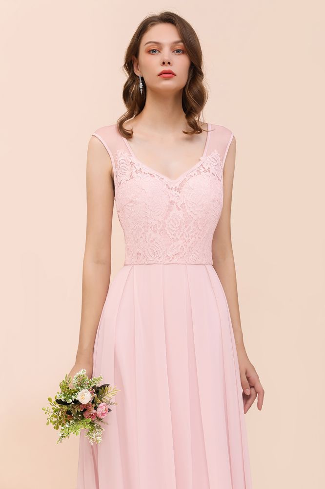 Robe de demoiselle d'honneur rose en dentelle florale, coupe trapèze, idéale pour un mariage.