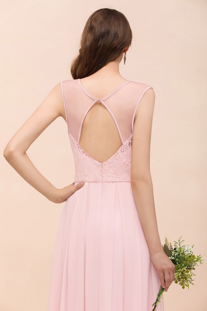 Robe de demoiselle d'honneur rose en dentelle florale, coupe trapèze, idéale pour un mariage.