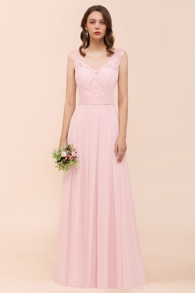 Robe de demoiselle d'honneur rose en dentelle florale, coupe trapèze, idéale pour un mariage.
