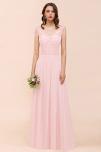 Robe de demoiselle d'honneur rose en dentelle florale, coupe trapèze, idéale pour un mariage.