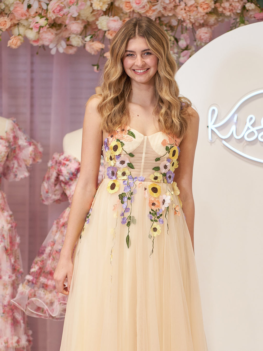 Vestidos de graduación de tul con flores hasta la rodilla