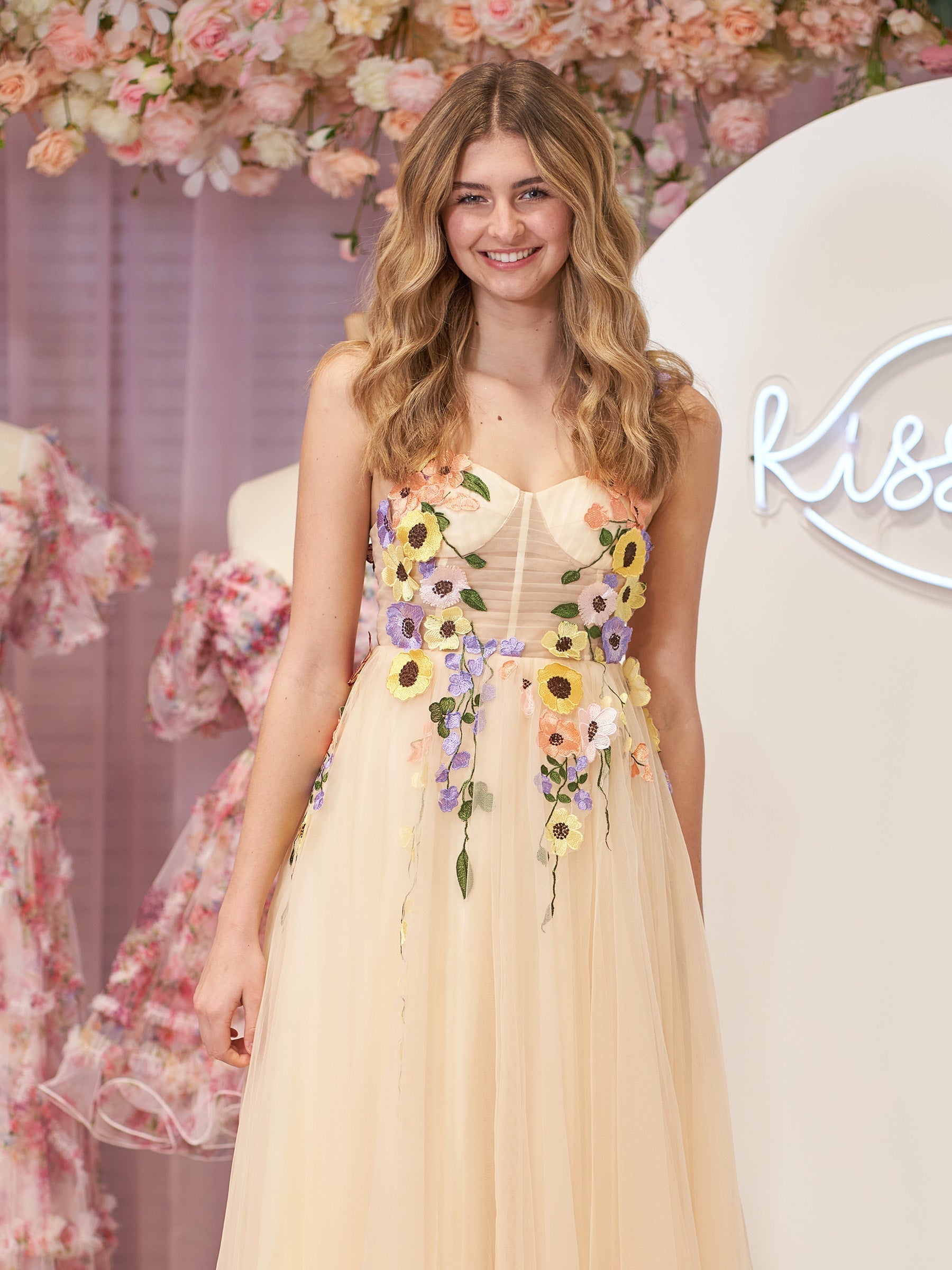 Vestidos de graduación de tul con flores hasta la rodilla