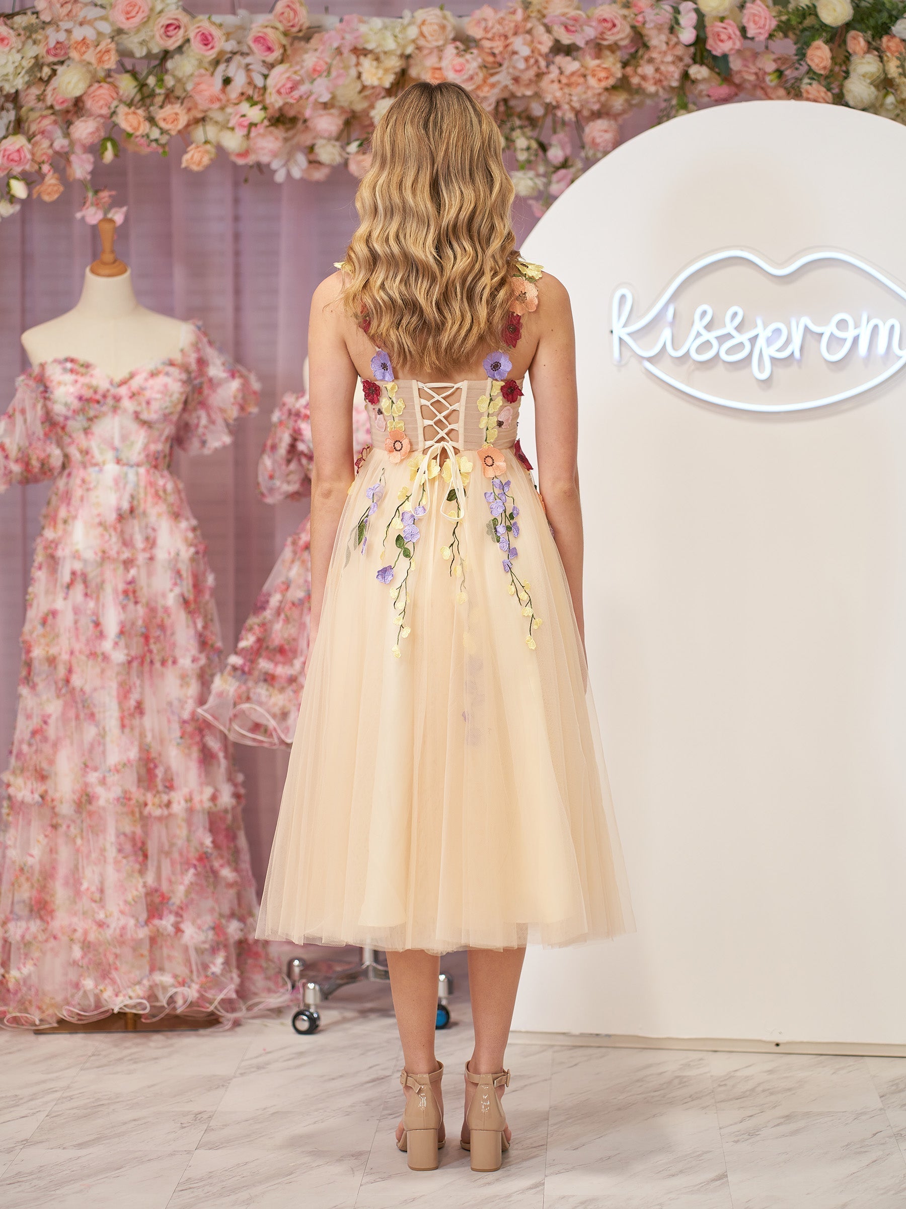Vestidos de graduación de tul con flores hasta la rodilla