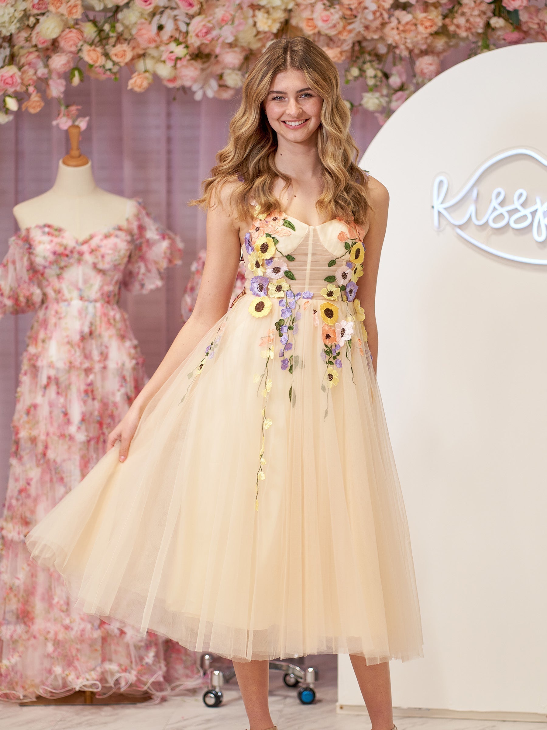 Vestidos de graduación de tul con flores hasta la rodilla