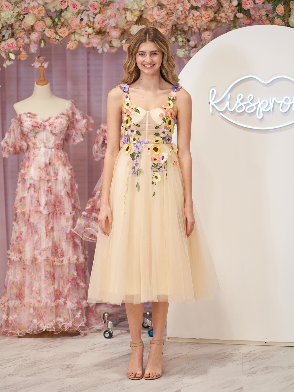 Vestidos de graduación de tul con flores hasta la rodilla