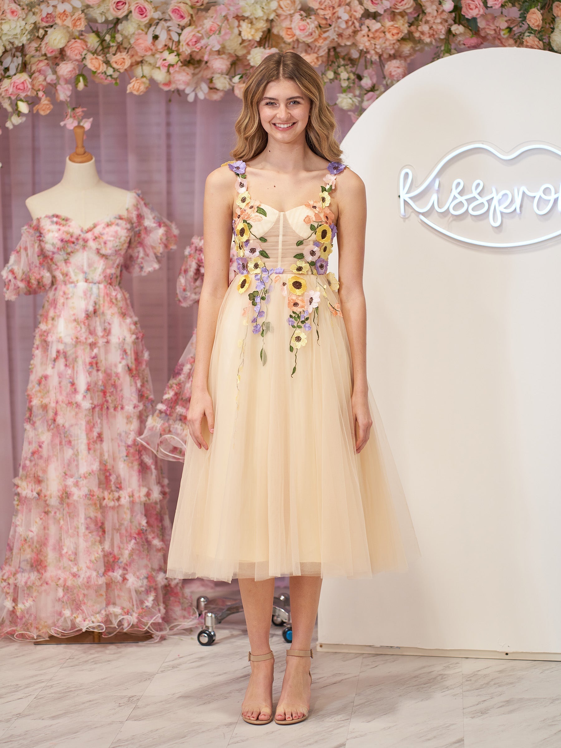 Vestidos de graduación de tul con flores hasta la rodilla