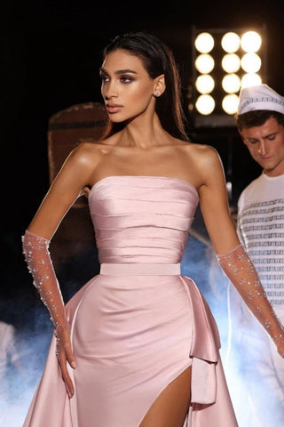 Vestido de fiesta de satén rosa rubor con escote corazón y abertura frontal, corte en A y brillo.