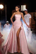Vestido de fiesta de satén rosa rubor con escote corazón y abertura frontal, corte en A y brillo.