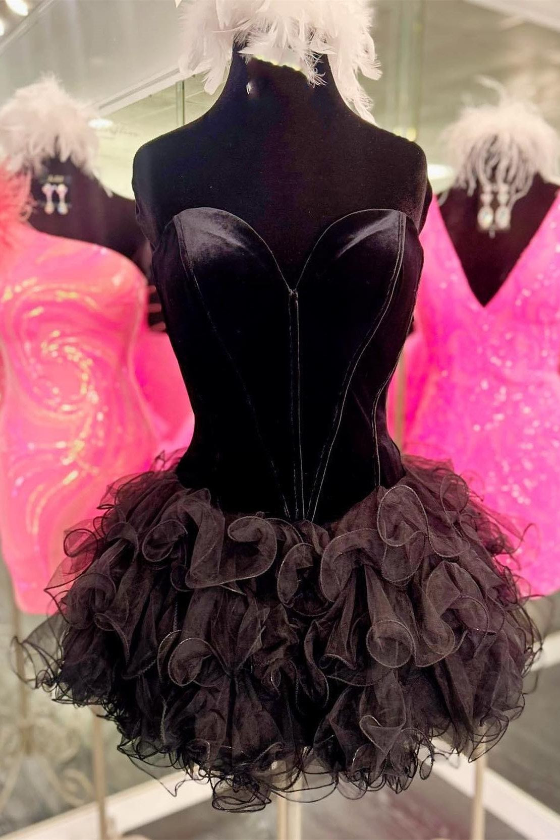 Robe de bal courte bustier en velours à volants