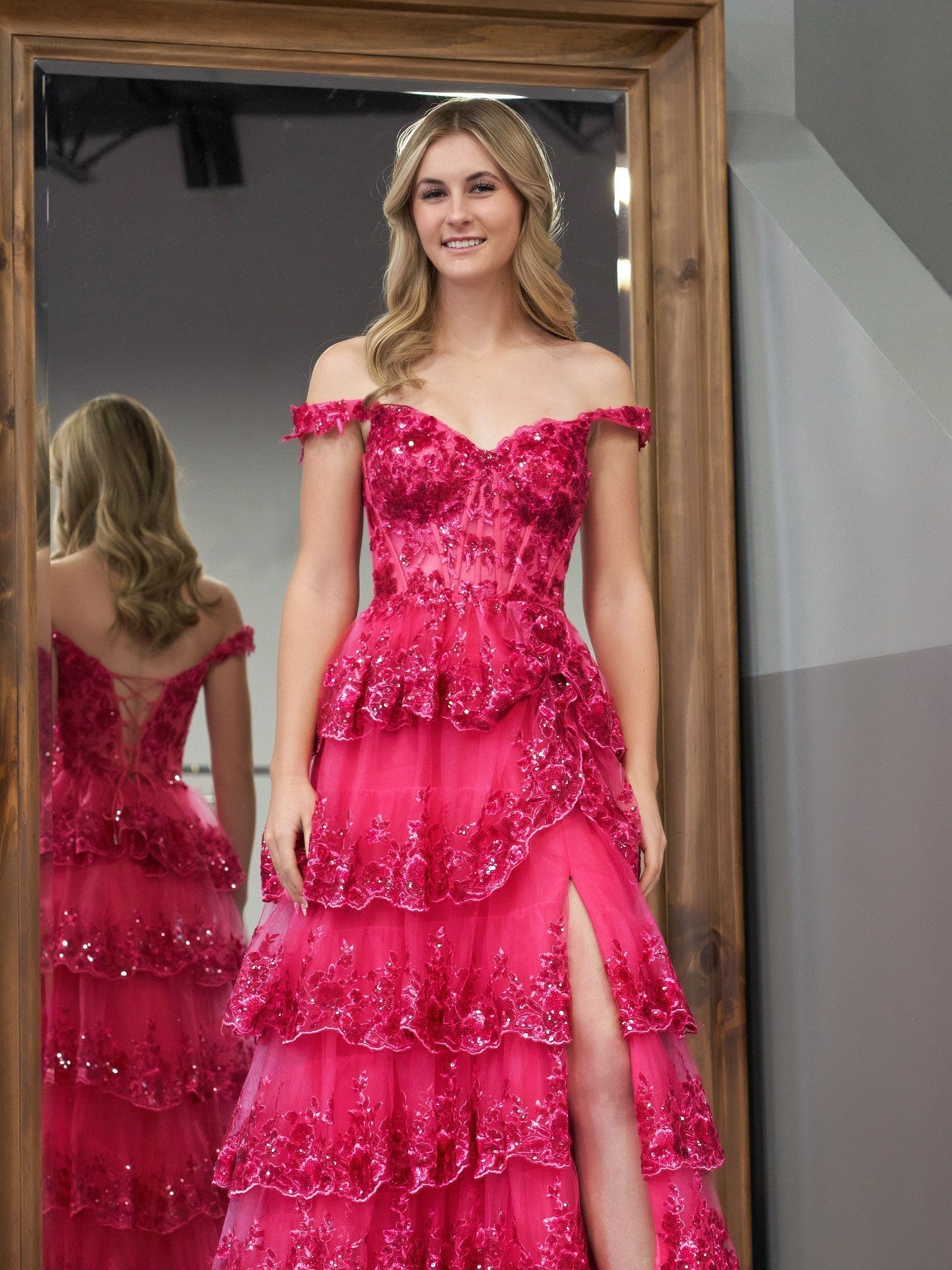 Vestido de graduación tipo corsé con hombros descubiertos y volantes de encaje