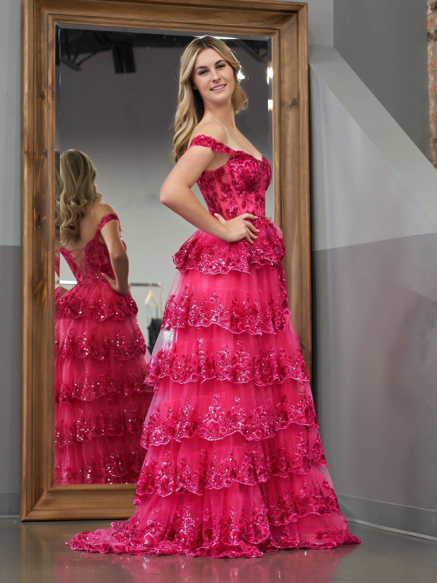 Vestido de graduación tipo corsé con hombros descubiertos y volantes de encaje