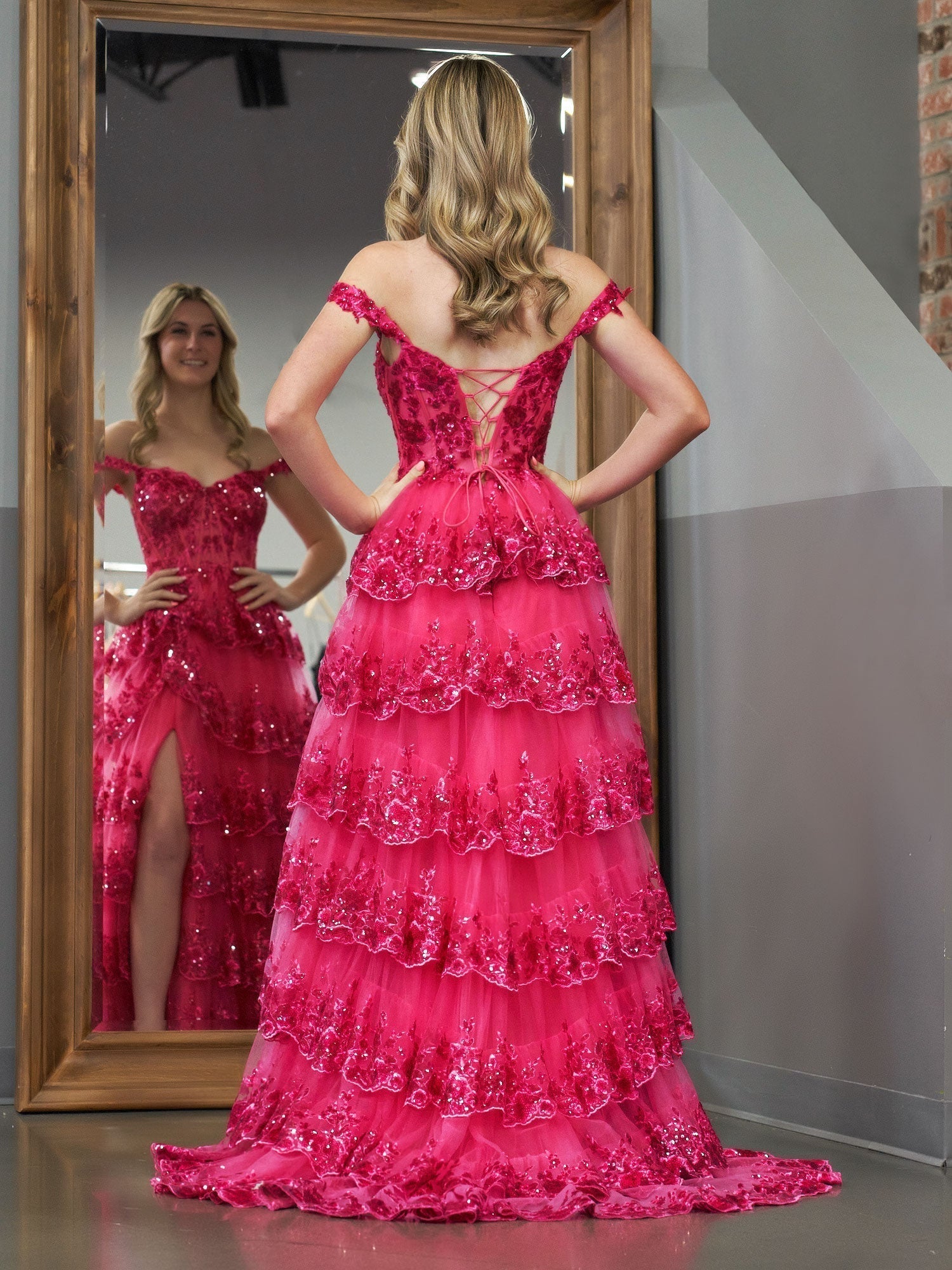 Vestido de graduación tipo corsé con hombros descubiertos y volantes de encaje