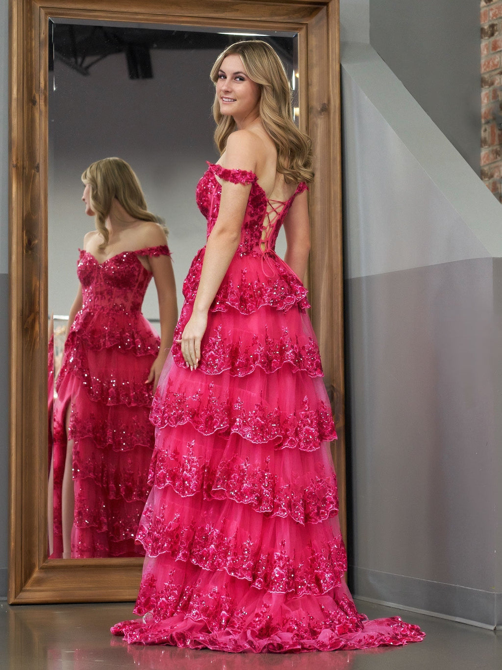 Vestido de graduación tipo corsé con hombros descubiertos y volantes de encaje