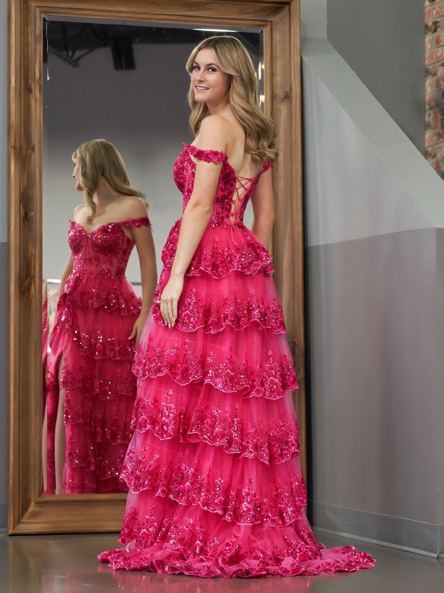 Vestido de graduación tipo corsé con hombros descubiertos y volantes de encaje