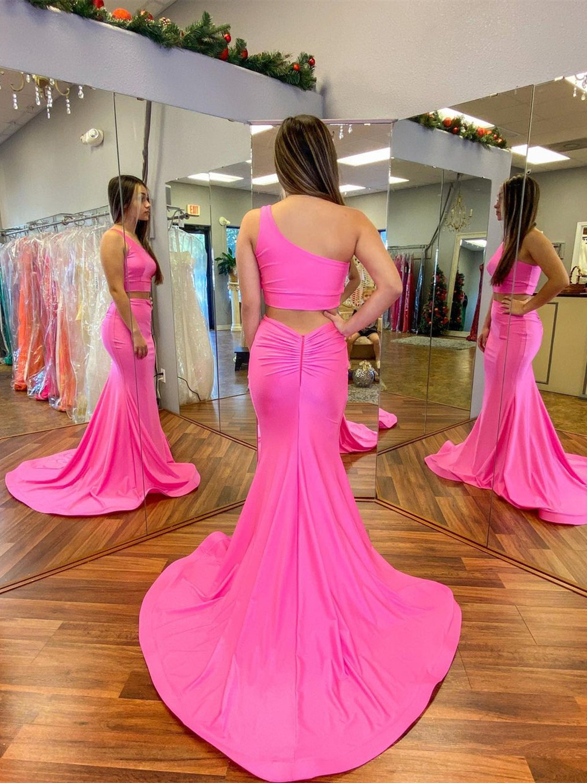 Vestido largo de fiesta de graduación estilo sirena de dos piezas color fucsia con un solo hombro.