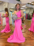 Vestido largo de fiesta de graduación estilo sirena de dos piezas color fucsia con un solo hombro.