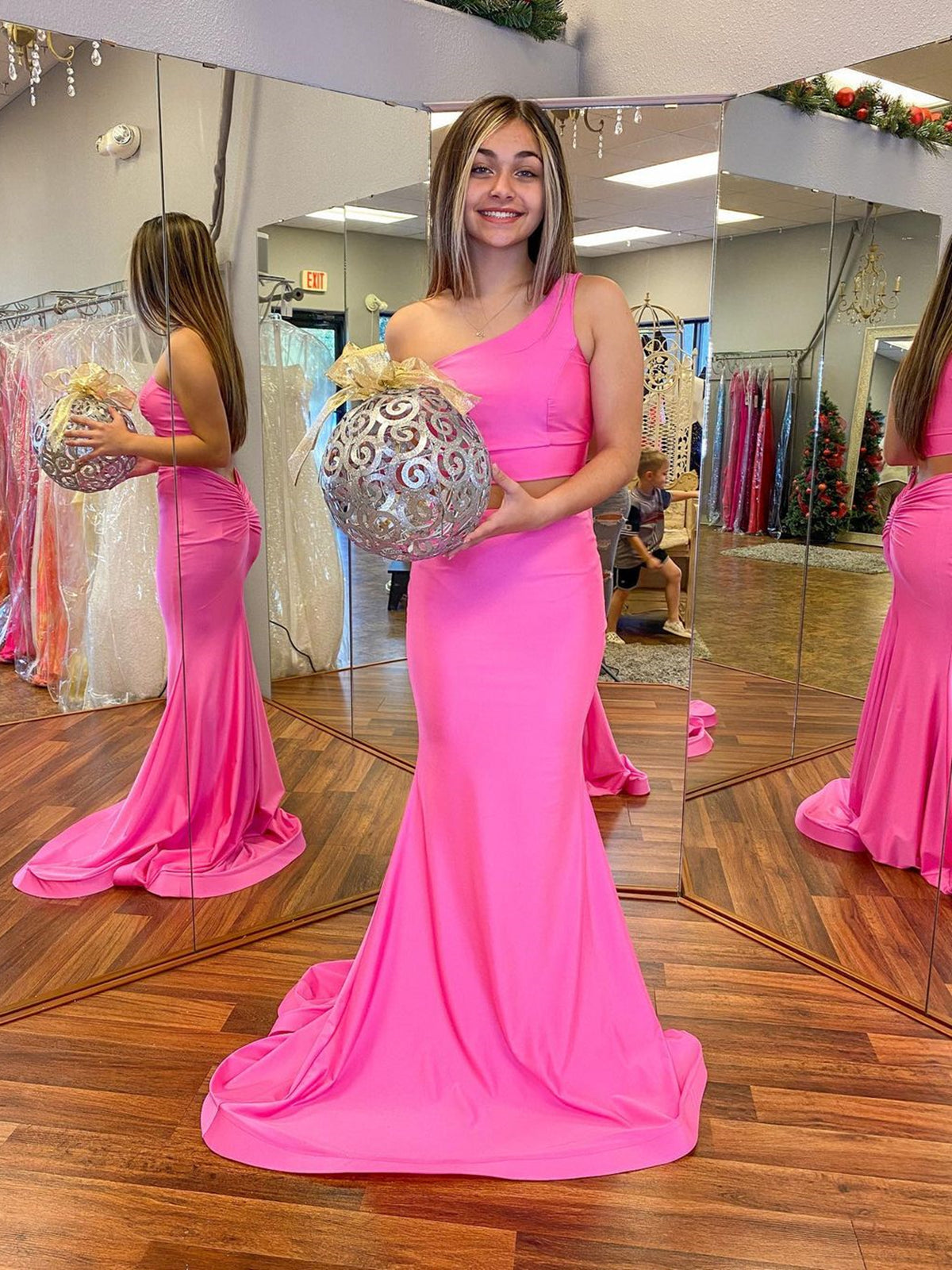 Vestido largo de fiesta de graduación estilo sirena de dos piezas color fucsia con un solo hombro.