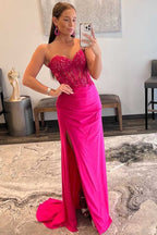 Vestido largo de fiesta rosa fucsia con corsé de encaje y escote corazón con abertura