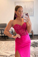 Vestido largo de fiesta rosa fucsia con corsé de encaje y escote corazón con abertura