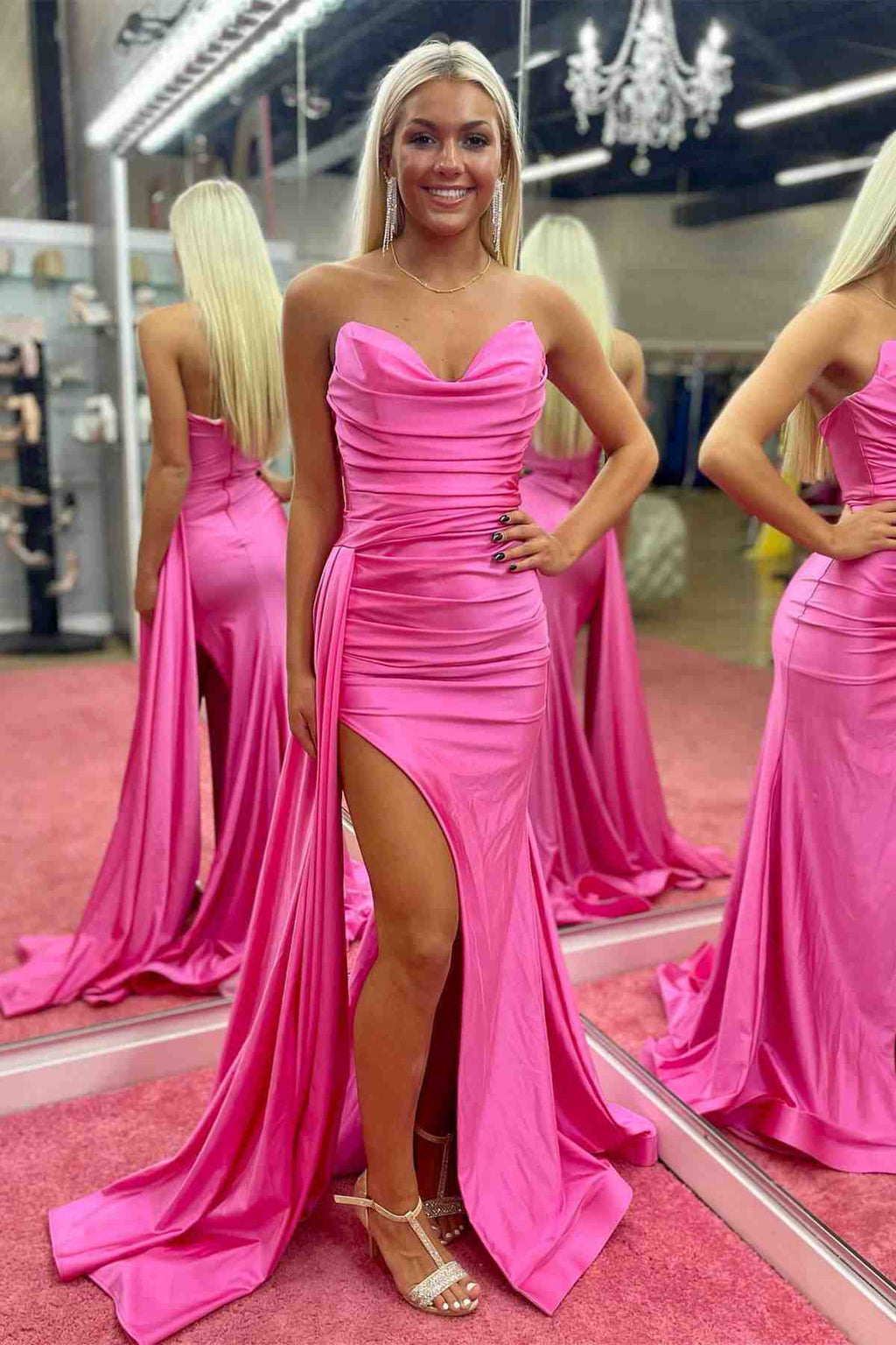 Vestido largo de fiesta plisado rosa fucsia sin tirantes con abertura