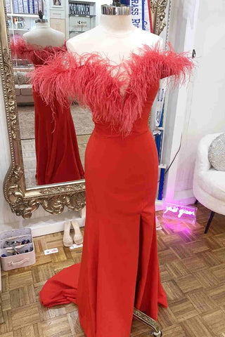 Vestido largo de gala rojo con escote pronunciado y detalles de plumas, con abertura.